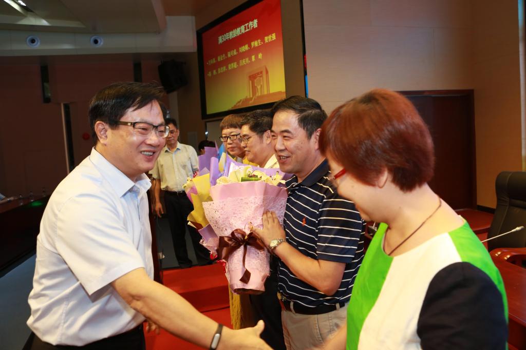 夏伟校长为我校满30年教龄教育工作者颁奖夏伟校长作题为"建一流师资