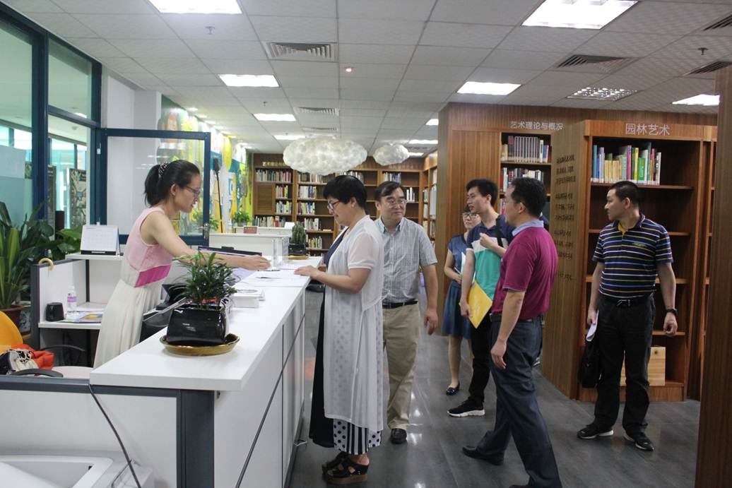 说明: F:\5.23 番顺中三校联盟图书馆服务与创新业务研讨会在我校顺利召开\参观艺术共享空间.jpg