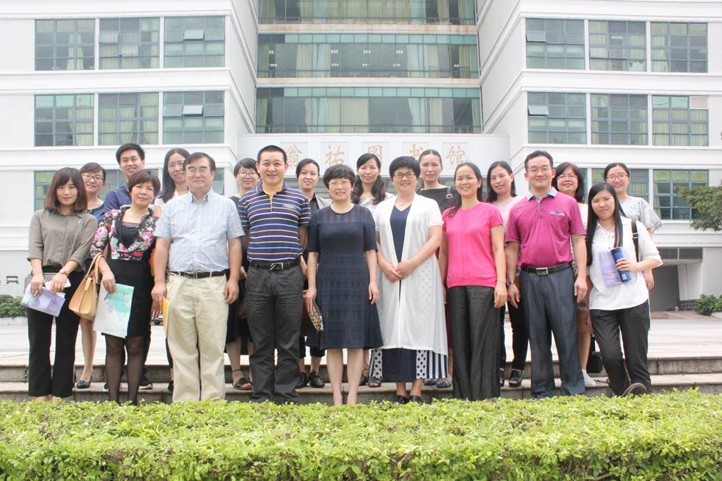 说明: F:\5.23 番顺中三校联盟图书馆服务与创新业务研讨会在我校顺利召开\番顺中三校联盟图书馆服务与创新业务研讨会与会人员合影.jpg